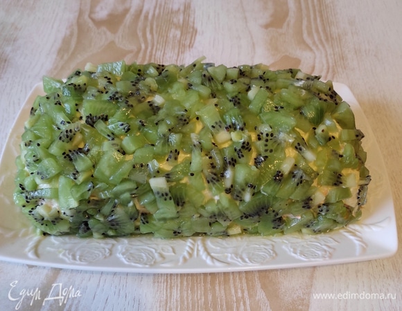 Посыпаем изумрудными кусочками киви, украшаем половинками орехов и зернами граната. Салату нужно пропитаться в течение 1–1,5 часов. Обратите внимание, что лучше такой салатик не оставлять пропитываться надолго, так как в составе много сочных ингредиентов. Приятного аппетита!