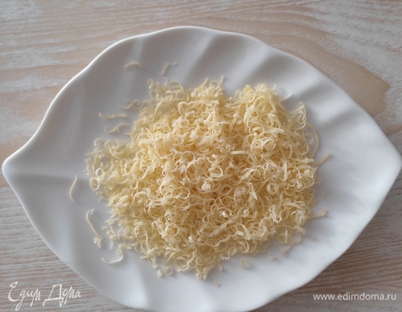 Сыр и чеснок натираем на мелкой терке. Вареное яйцо мелко нарезаем. Добавляем майонез и перемешиваем. Начинка готова.