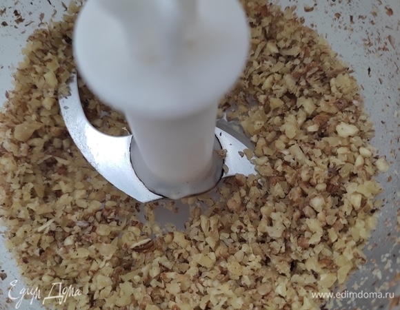 Грецкие орехи, помешивая, подсушить на сухой сковороде в течение 4–5 минут, измельчить в мелкую крошку.