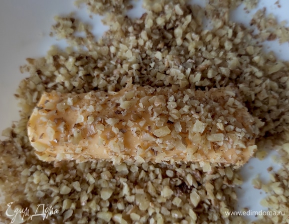 Немного смазываем трубочку майонезом и хорошо обваливаем в ореховой крошке. Перед подачей желательно охладить хотя бы 15–20 минут. Сервировать на листьях салата. Приятного аппетита!