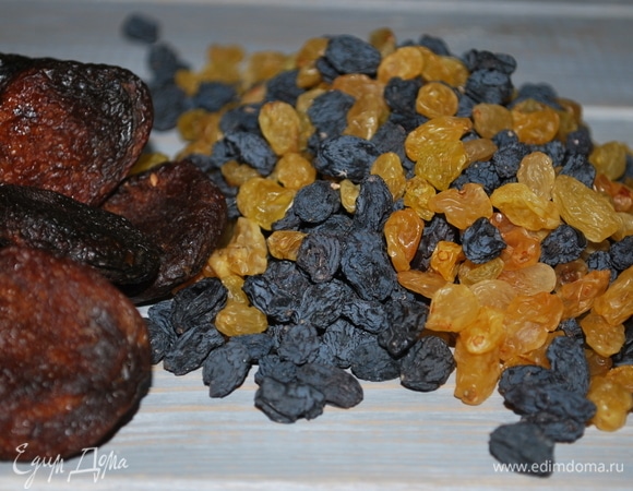 Заранее подготовьте продукты. Изюм возьмите без косточек, удалите сухие хвостики, если это необходимо. Вымойте сухофрукты, курагу нарежьте на мелкие кубики.