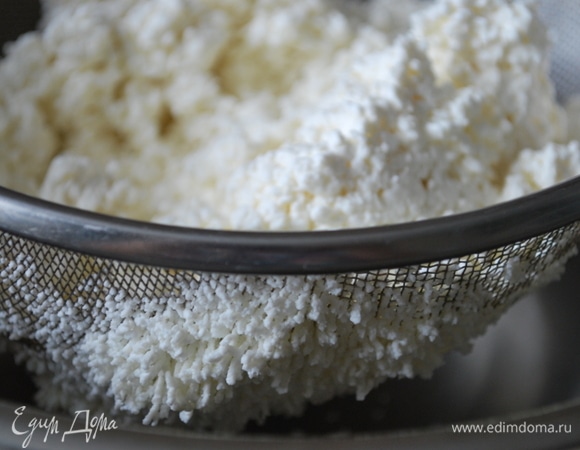 Для теста творог протрите через мелкое сито.