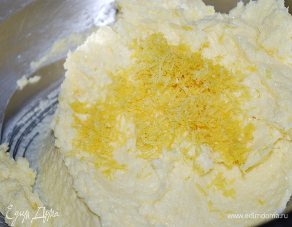 Масло комнатной температуры и сахар взбейте с помощью миксера до пышного состояния. Не прекращая взбивать, добавьте по одному яйцу и цедру лимона.