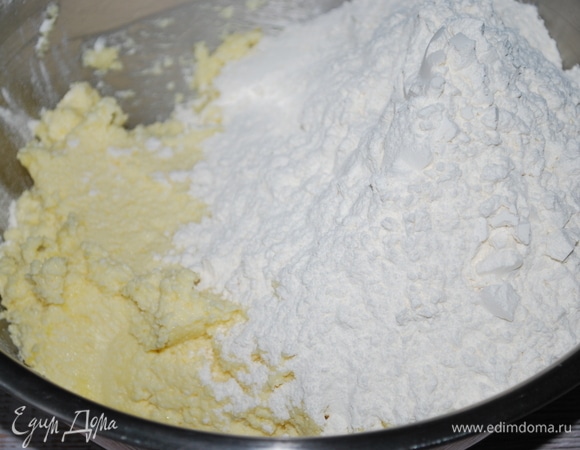 В муку добавьте разрыхлитель, соль и щепотку мускатного ореха по вкусу. Руками замесите тесто.