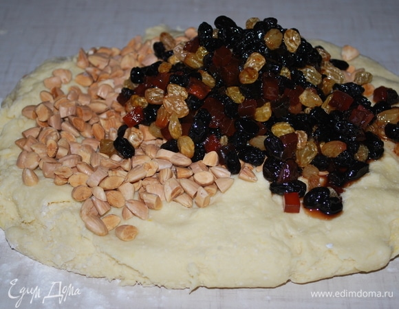 Стол или рабочую поверхность припылите мукой, растяните тесто в пласт и сверху разложите орехи с изюмом и курагой. Изюм и курага за 3–4 дня впитают в себя весь ароматный алкоголь.