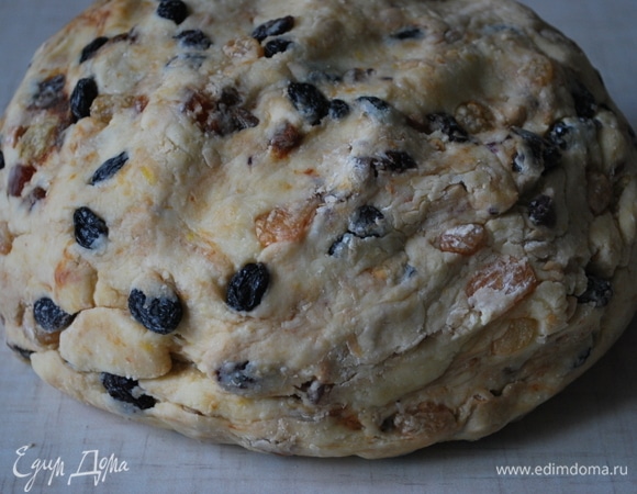 Тесто должно получиться мягким, немного будет липнуть к рукам. Очень удобно тесто собирать кондитерским скребком, немного посыпая рабочую поверхность мукой. Тесто разделите на 3 части (у меня каждый штоллен получился по 770 г).