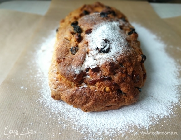 Достаньте штоллены из духовки и смажьте растопленным сливочным маслом, у меня на 3 штоллена ушло 50 г масла. Посыпьте штоллены сахарной пудрой, дайте им остыть. Готовый штоллен в сахарной пудре я упаковываю в пекарскую бумагу, потом — в фольгу и кухонное полотенце. Убираю в прохладное место на 5–7 дней для созревания.