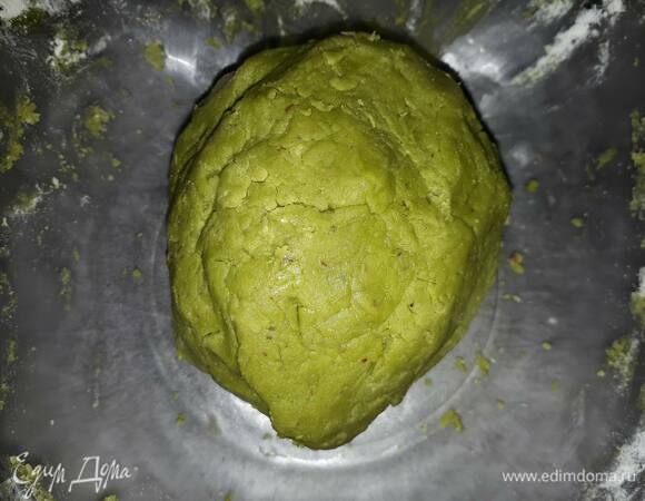 Добавьте муку и соберите тесто в шар. Оно будет немного липнуть к рукам, но муки добавлять не надо.