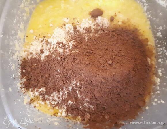 Всыпьте измельченный миндаль и какао-порошок (без сахара). Взбейте до однородного состояния.