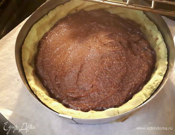 Когда тесто достаточно охладится, поставьте его в предварительно разогретую до 230°C духовку на 5 минут, затем убавьте температуру до 160°C и оставьте печься еще на 10 минут. Достаньте тесто из духовки, влейте миндальный крем, хорошо разровняйте и отправьте в духовку еще на 20 минут.