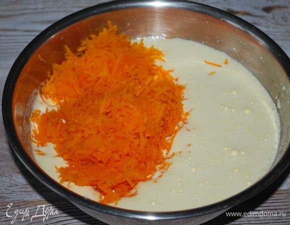 Яйца с сахаром взбейте с помощью миксера до пышного состояния, добавьте тыкву и растительное масло, все хорошо перемешайте.