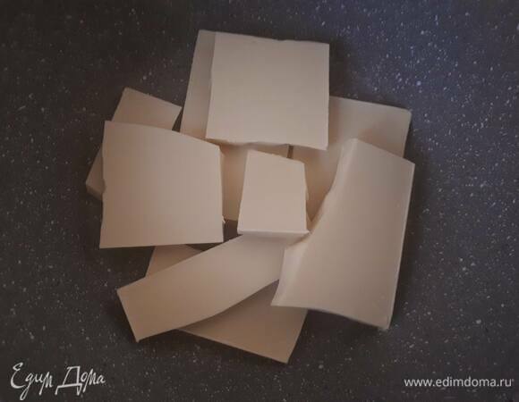 Для ганаша растопите шоколад на водяной бане.