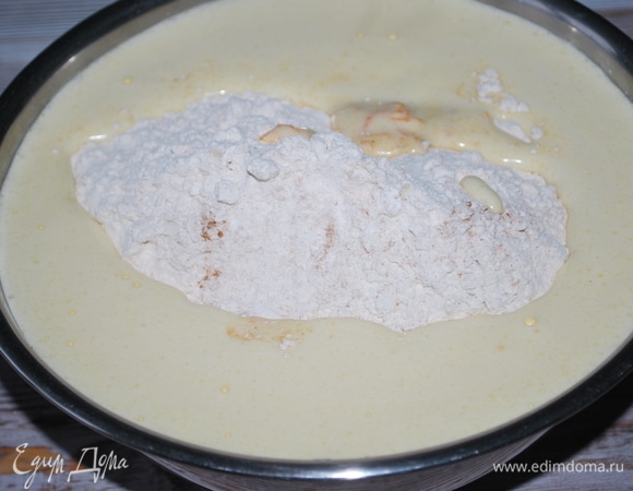 В муку добавьте разрыхлитель, соль, ванильный сахар и специи, перемешайте тесто до однородности.