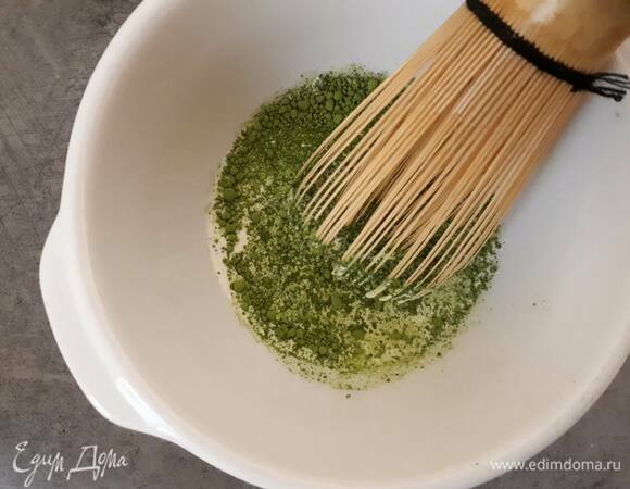 Взбейте матчу с небольшим количеством сливок (примерно 30 г от общего количества) до образования однородной пасты.