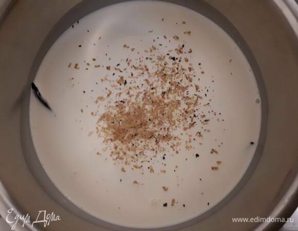 Оставшиеся сливки доведите до кипения со специями. Стручок ванили нужно предварительно надрезать вдоль и немножко повозить им по дну, тогда больше зернышек останется в сливках. Я добавила еще половину боба тонка. Когда сливки вскипят, удалите ваниль.