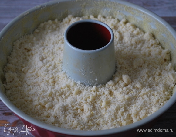 Тесто посыпьте штрейзелем, выпекайте при температуре 170°C примерно 50 минут, до готовности.