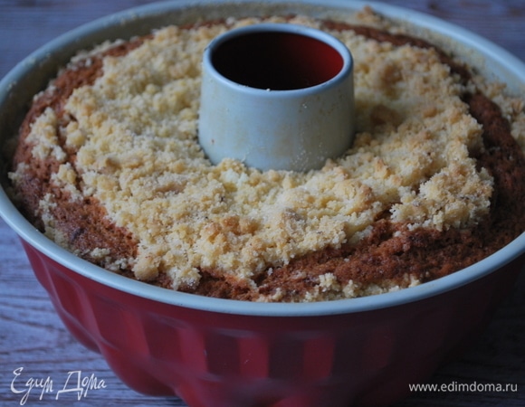 Готовому кексу дайте остыть 10 минут, достаньте его из формы.