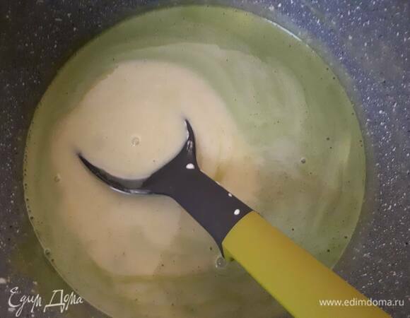 Снимите шоколад с водяной бани и влейте по частям кипящие сливки (обычно общий вливают 3 раза). Каждый раз перемешиваю до однородного состояния. Затем добавьте матчу и хорошо перемешайте.