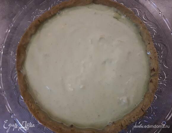 Влейте ганаш в середину тарта, чтобы он заполнил его до бортиков. Поставьте в холодильник на 12 часов минимум.