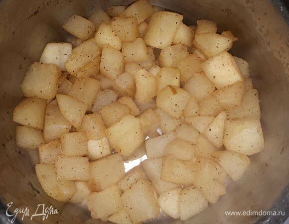 Для мусса очистите и нарежьте грушу кубиками. Добавьте коньяк и мед, доведите до кипения и оставьте на среднем огне, пока весь сок не выпарится. Дайте остыть до комнатной температуры.