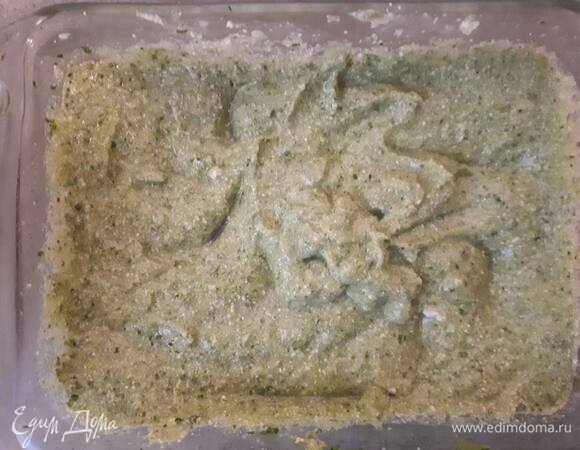 Пюрируйте грушу с горгонзолой и базиликом.