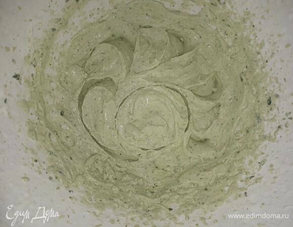 Взбейте сливки и добавьте загуститель. Вмешайте грушевое пюре и взбейте до однородного состояния. Храните в холодильнике.