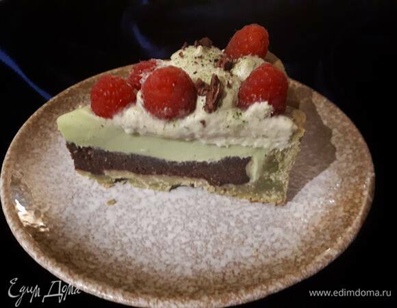 Когда ганаш загустеет, выложите сверху грушевый мусс. Украсьте малиной, рублеными какао-бобами и посыпьте сверху матчей.