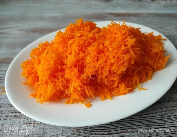 Для кекса возьмите сладкую и сочную тыкву оранжевого цвета, очистите ее от семян и кожуры, натрите на мелкой терке.