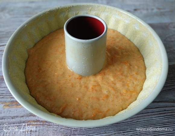 Форму для выпечки смажьте маслом и припылите манной крупой, тесто выложите в форму.