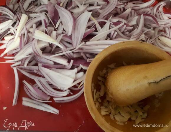 Нарежьте лук перьями и раздавите чеснок.