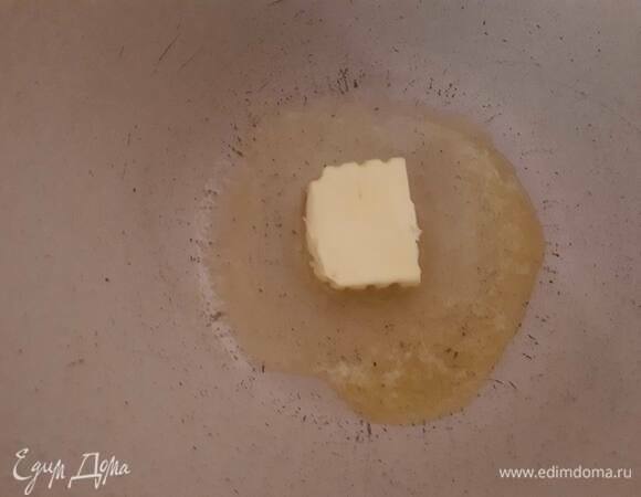 Растопите масло в кастрюле.