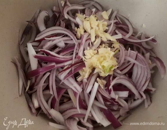 Добавьте лук и чеснок и обжаривайте на среднем огне, периодически помешивая, в течение 10 минут.