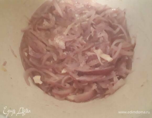 Добавьте сахар и продолжайте обжаривать со всех сторон еще минут 5–7.