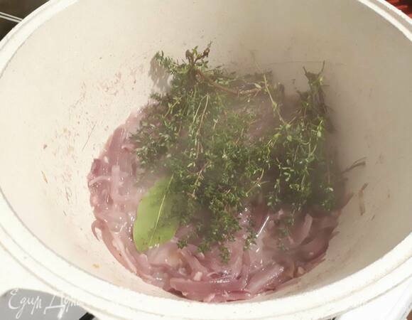 Добавьте тимьян и лавровый лист и прожарьте еще 1 минуту.