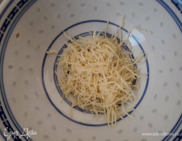 При подаче положите немного сыра на дно тарелки, затем влейте суп.