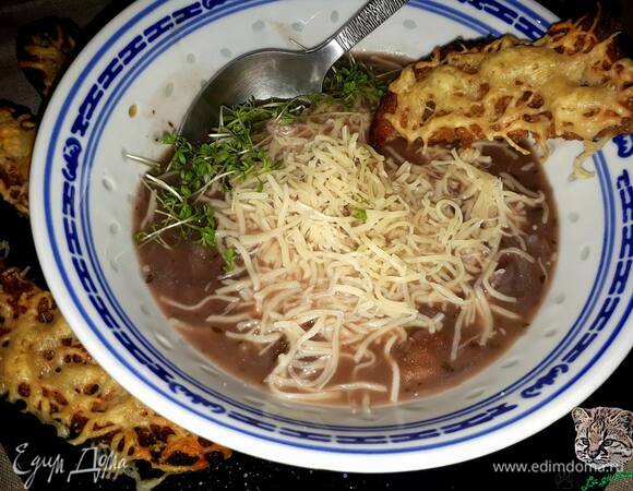 Сверху опять посыпьте сыром. Если у вас есть тарелки, которые можно ставить в духовку, то рекомендую поставить их под гриль на несколько минут, чтобы получилась корочка. Подавайте с сырными гренками.