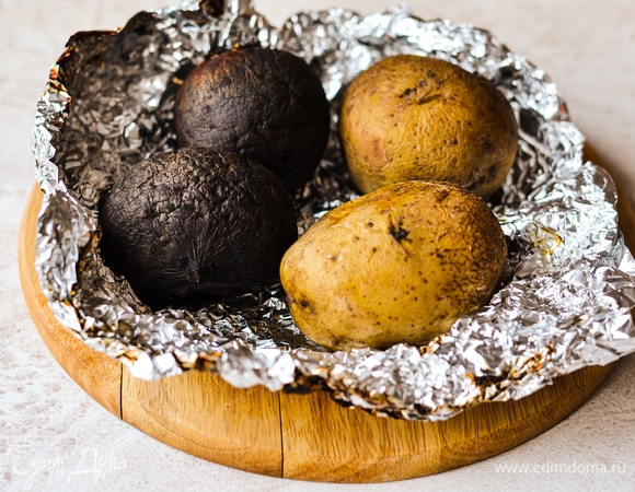 Картофель и свеклу вымыть, завернуть в фольгу и запечь при температуре 190°C до готовности.