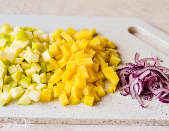 Яблоко и картофель нарезать кубиками, лук — произвольно.