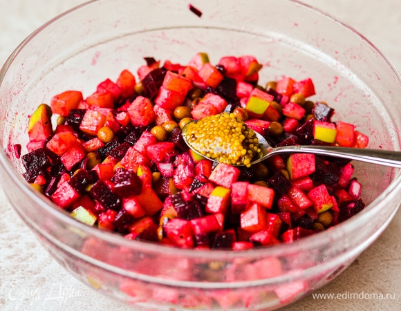 Переложить в миску к другим ингредиентам. Добавить горчицу, все перемешать.