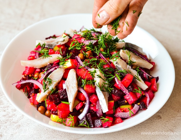 Соленое филе сельди нарезать ломтиками, добавить в салат и посыпать зеленью. Приятного аппетита!