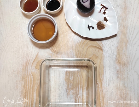 Подготовить специи и емкость, в которой будем мариновать селедку.