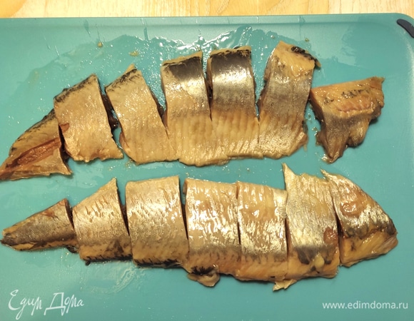 Селедку разделать и филировать любым удобным вам способом.