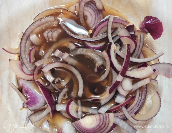 Для маринада смешать винный уксус, коньяк и специи.