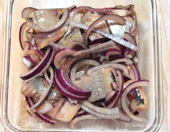 Поместить кусочки сельди в маринад, хорошо перемешать, плотно закрыть контейнер и поставить в холодильник. Оставить минимум на 12 часов. Подавать на ломтике бородинского хлеба. Приятного аппетита!