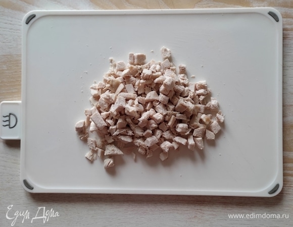 Куриное филе отварить, остудить, нарезать мелкими кусочками.