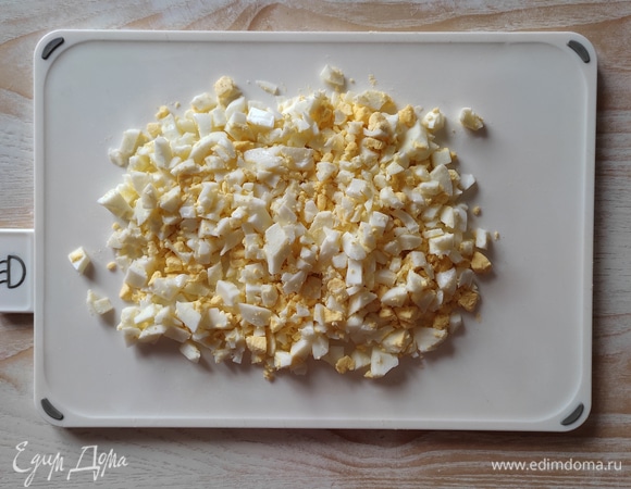 Вареные яйца мелко нарезать.