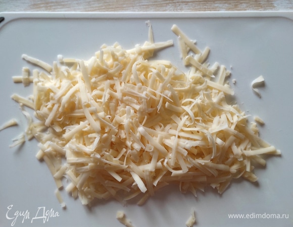 Сыр натереть на крупной терке.