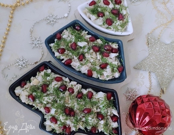 Салат выложить в салатник, посыпать сверху зеленью и зернами граната. Приятного аппетита!
