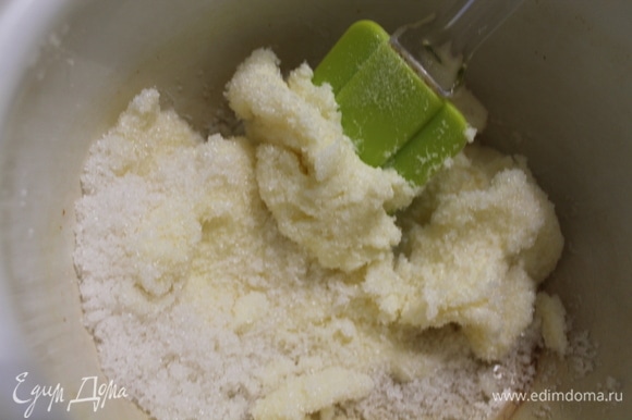 Сливочное масло комнатной температуры перетираем со 120 г сахарного песта, добавляем щепотку соли и ванилин. Добавляем сметану. Перемешиваем.