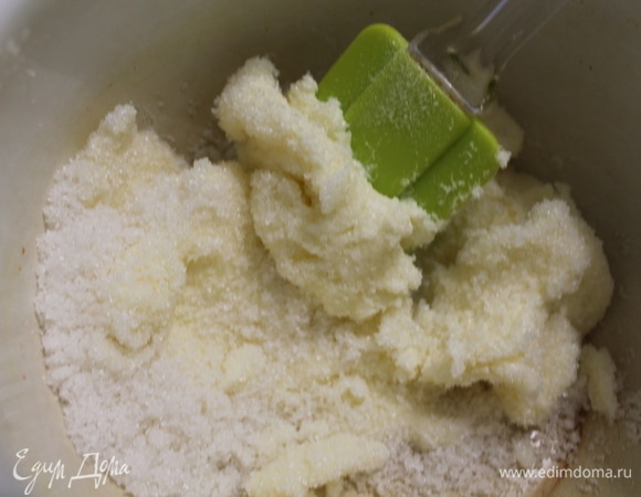 Сливочное масло комнатной температуры перетираем со 120 г сахарного песта, добавляем щепотку соли и ванилин. Добавляем сметану. Перемешиваем.